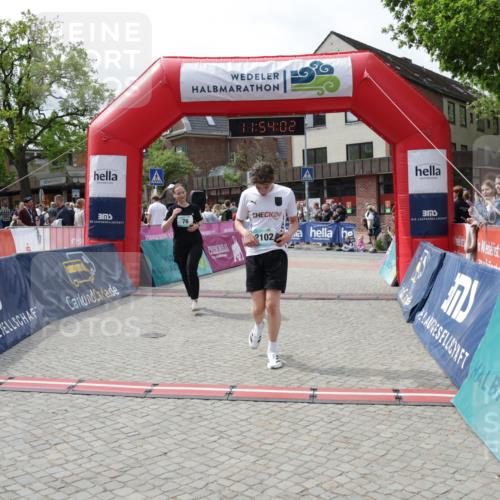 10.05.2026 - 8. Wedeler Halbmarathon Yannick Fuchs http://msf.ph/oto/9734848 10.05.2026 11:54:00 Ziel 76, 303, 2102 meine-sportfotos.de