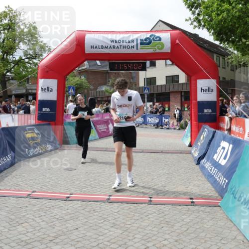 10.05.2026 - 8. Wedeler Halbmarathon Yannick Fuchs http://msf.ph/oto/9734850 10.05.2026 11:54:00 Ziel 76, 303, 2102 meine-sportfotos.de