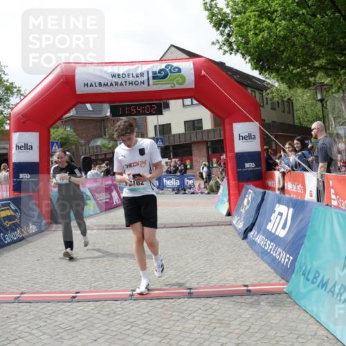 10.05.2026 - 8. Wedeler Halbmarathon Yannick Fuchs http://msf.ph/oto/9734854 10.05.2026 11:54:01 Ziel 76, 303, 2102 meine-sportfotos.de