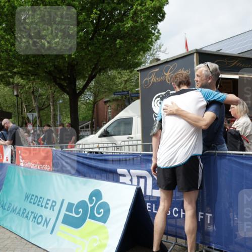 10.05.2026 - 8. Wedeler Halbmarathon Yannick Fuchs http://msf.ph/oto/9734876 10.05.2026 11:54:06 Ziel 76, 843, 1014 meine-sportfotos.de