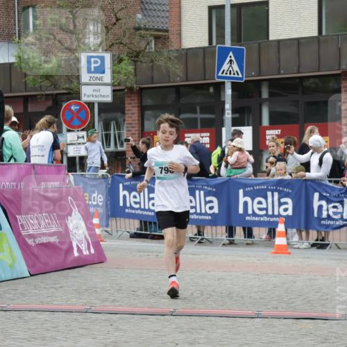 10.05.2026 - 8. Wedeler Halbmarathon Yannick Fuchs http://msf.ph/oto/9734878 10.05.2026 12:47:53 Ziel 796, 797, 2248 meine-sportfotos.de