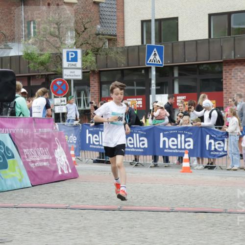 10.05.2026 - 8. Wedeler Halbmarathon Yannick Fuchs http://msf.ph/oto/9734882 10.05.2026 12:47:53 Ziel 796, 797, 2248 meine-sportfotos.de