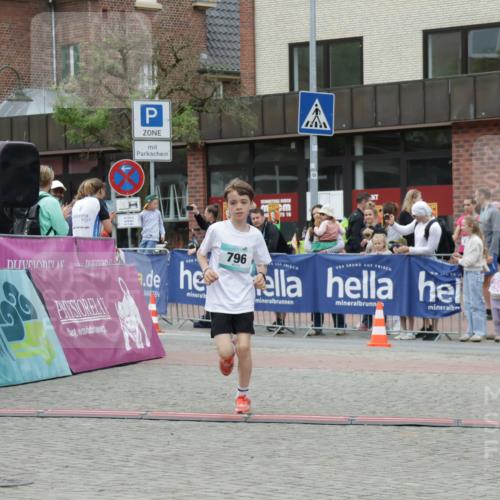 10.05.2026 - 8. Wedeler Halbmarathon Yannick Fuchs http://msf.ph/oto/9734884 10.05.2026 12:47:53 Ziel 796, 797, 2248 meine-sportfotos.de