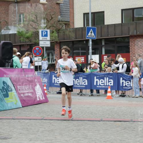 10.05.2026 - 8. Wedeler Halbmarathon Yannick Fuchs http://msf.ph/oto/9734887 10.05.2026 12:47:53 Ziel 796, 797, 2248 meine-sportfotos.de