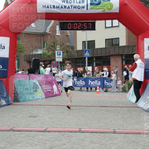 10.05.2026 - 8. Wedeler Halbmarathon Yannick Fuchs http://msf.ph/oto/9734889 10.05.2026 12:47:54 Ziel 796, 797, 2248 meine-sportfotos.de