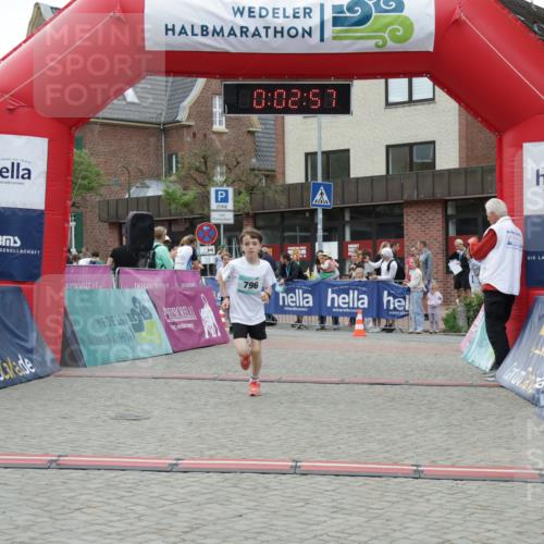10.05.2026 - 8. Wedeler Halbmarathon Yannick Fuchs http://msf.ph/oto/9734890 10.05.2026 12:47:54 Ziel 796, 797, 2248 meine-sportfotos.de
