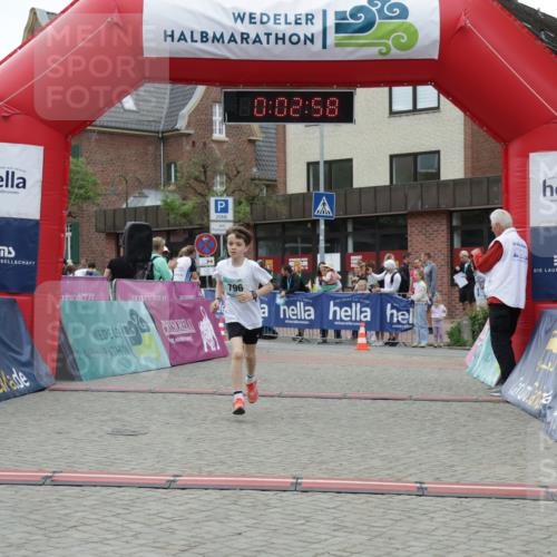 10.05.2026 - 8. Wedeler Halbmarathon Yannick Fuchs http://msf.ph/oto/9734892 10.05.2026 12:47:54 Ziel 796, 797, 2248 meine-sportfotos.de