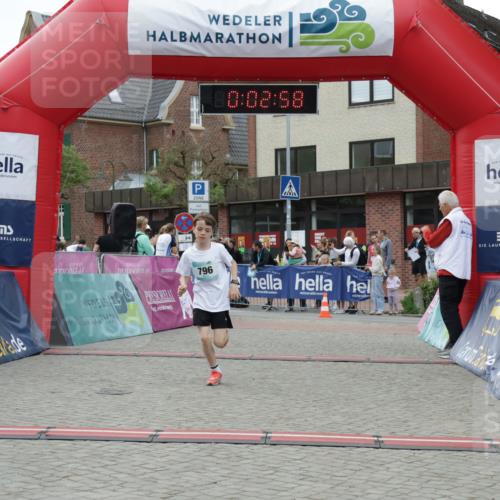 10.05.2026 - 8. Wedeler Halbmarathon Yannick Fuchs http://msf.ph/oto/9734894 10.05.2026 12:47:54 Ziel 796, 797, 2248 meine-sportfotos.de