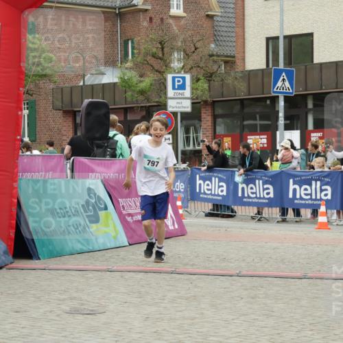 10.05.2026 - 8. Wedeler Halbmarathon Yannick Fuchs http://msf.ph/oto/9734907 10.05.2026 12:47:56 Ziel 796, 797 meine-sportfotos.de