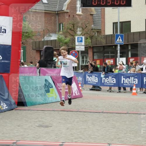 10.05.2026 - 8. Wedeler Halbmarathon Yannick Fuchs http://msf.ph/oto/9734909 10.05.2026 12:47:56 Ziel 796, 797 meine-sportfotos.de