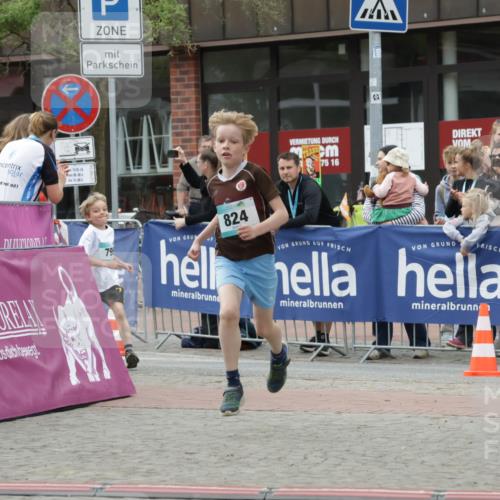 10.05.2026 - 8. Wedeler Halbmarathon Yannick Fuchs http://msf.ph/oto/9734921 10.05.2026 12:48:02 Ziel 795, 797, 824 meine-sportfotos.de
