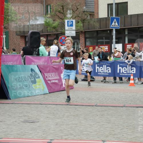10.05.2026 - 8. Wedeler Halbmarathon Yannick Fuchs http://msf.ph/oto/9734932 10.05.2026 12:48:03 Ziel 795, 797, 824, 2116 meine-sportfotos.de