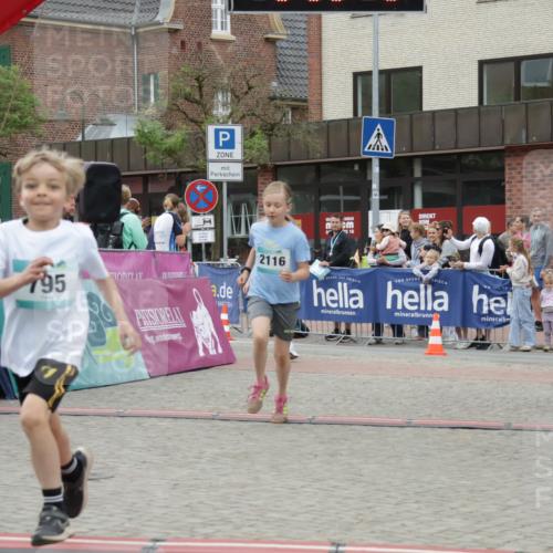 10.05.2026 - 8. Wedeler Halbmarathon Yannick Fuchs http://msf.ph/oto/9734968 10.05.2026 12:48:07 Ziel 408, 795, 824, 2116 meine-sportfotos.de