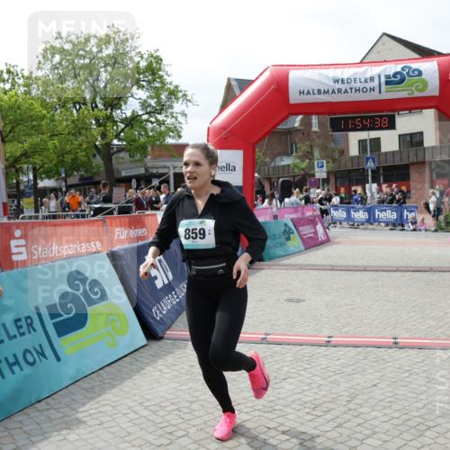 10.05.2026 - 8. Wedeler Halbmarathon Yannick Fuchs http://msf.ph/oto/9735040 10.05.2026 11:54:36 Ziel 859 meine-sportfotos.de