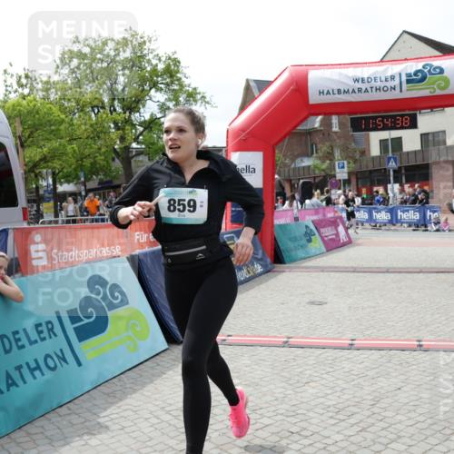 10.05.2026 - 8. Wedeler Halbmarathon Yannick Fuchs http://msf.ph/oto/9735042 10.05.2026 11:54:36 Ziel 859 meine-sportfotos.de