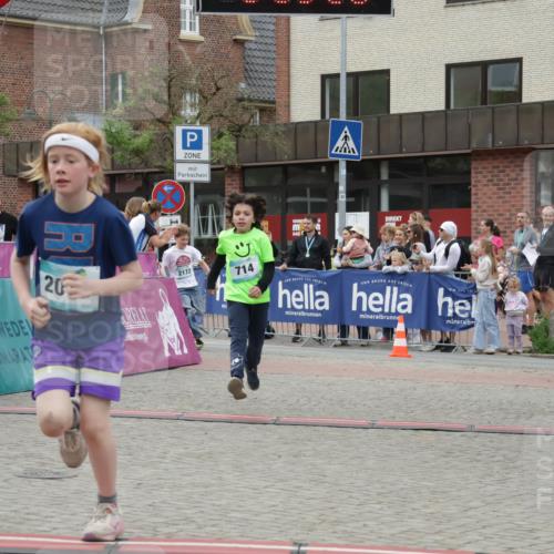 10.05.2026 - 8. Wedeler Halbmarathon Yannick Fuchs http://msf.ph/oto/9735048 10.05.2026 12:48:17 Ziel 346, 714, 2013, 2172 meine-sportfotos.de