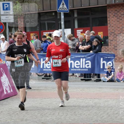 10.05.2026 - 8. Wedeler Halbmarathon Yannick Fuchs http://msf.ph/oto/9735135 10.05.2026 11:54:56 Ziel 941, 942 meine-sportfotos.de