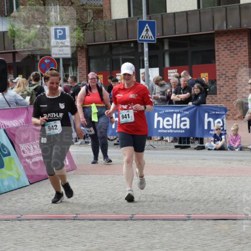 10.05.2026 - 8. Wedeler Halbmarathon Yannick Fuchs http://msf.ph/oto/9735139 10.05.2026 11:54:56 Ziel 941, 942 meine-sportfotos.de