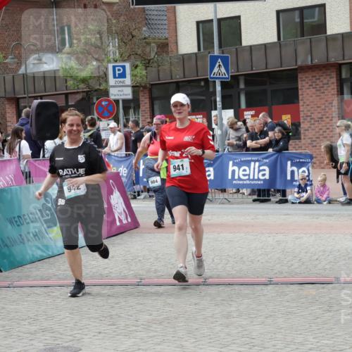 10.05.2026 - 8. Wedeler Halbmarathon Yannick Fuchs http://msf.ph/oto/9735147 10.05.2026 11:54:57 Ziel 941, 942 meine-sportfotos.de