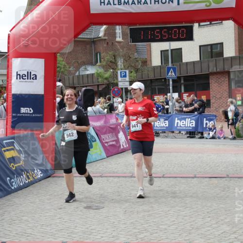 10.05.2026 - 8. Wedeler Halbmarathon Yannick Fuchs http://msf.ph/oto/9735154 10.05.2026 11:54:58 Ziel 941, 942, 984 meine-sportfotos.de