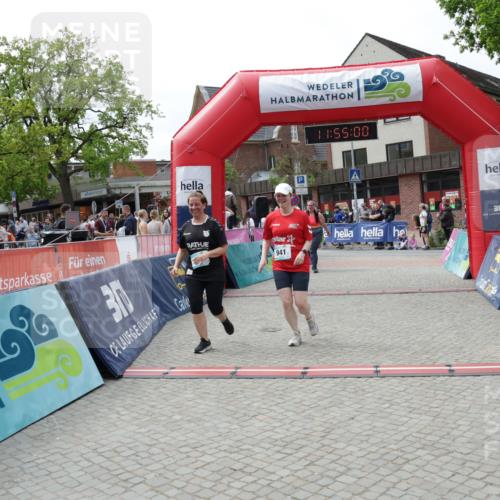 10.05.2026 - 8. Wedeler Halbmarathon Yannick Fuchs http://msf.ph/oto/9735164 10.05.2026 11:54:59 Ziel 941, 942, 984 meine-sportfotos.de
