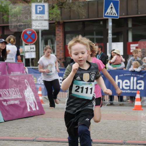 10.05.2026 - 8. Wedeler Halbmarathon Yannick Fuchs http://msf.ph/oto/9735248 10.05.2026 12:48:45 Ziel 148, 825, 909, 2110, 2111 meine-sportfotos.de