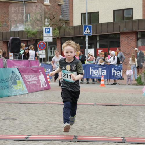 10.05.2026 - 8. Wedeler Halbmarathon Yannick Fuchs http://msf.ph/oto/9735251 10.05.2026 12:48:45 Ziel 148, 825, 909, 2110, 2111 meine-sportfotos.de