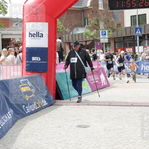 10.05.2026 - 8. Wedeler Halbmarathon Yannick Fuchs http://msf.ph/oto/9735274 10.05.2026 11:55:25 Ziel 25, 26, 603, 698, 767, 908 meine-sportfotos.de