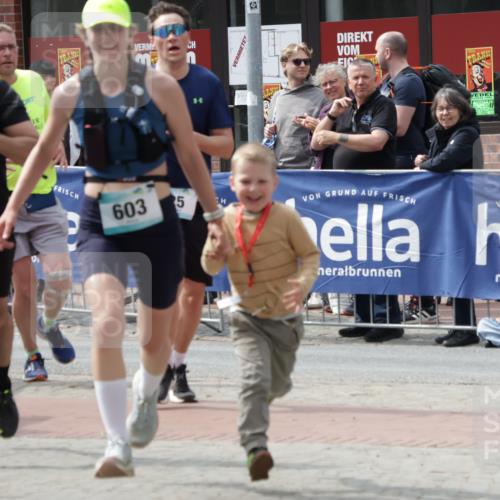 10.05.2026 - 8. Wedeler Halbmarathon Yannick Fuchs http://msf.ph/oto/9735279 10.05.2026 11:55:26 Ziel 25, 26, 603, 698, 767, 908 meine-sportfotos.de