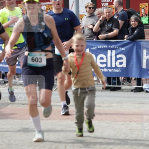 10.05.2026 - 8. Wedeler Halbmarathon Yannick Fuchs http://msf.ph/oto/9735280 10.05.2026 11:55:26 Ziel 25, 26, 603, 698, 767, 908 meine-sportfotos.de