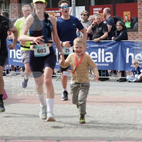 10.05.2026 - 8. Wedeler Halbmarathon Yannick Fuchs http://msf.ph/oto/9735282 10.05.2026 11:55:27 Ziel 25, 26, 603, 698, 767, 908 meine-sportfotos.de