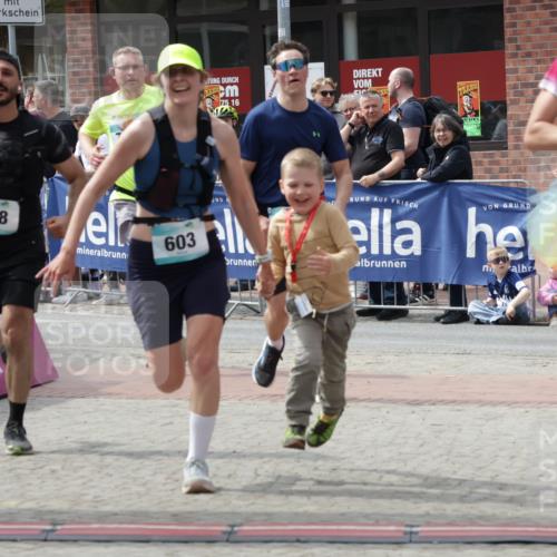 10.05.2026 - 8. Wedeler Halbmarathon Yannick Fuchs http://msf.ph/oto/9735284 10.05.2026 11:55:27 Ziel 25, 26, 603, 698, 767, 908 meine-sportfotos.de