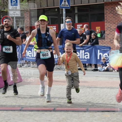 10.05.2026 - 8. Wedeler Halbmarathon Yannick Fuchs http://msf.ph/oto/9735287 10.05.2026 11:55:27 Ziel 25, 26, 603, 698, 767, 908 meine-sportfotos.de