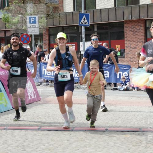 10.05.2026 - 8. Wedeler Halbmarathon Yannick Fuchs http://msf.ph/oto/9735291 10.05.2026 11:55:27 Ziel 25, 26, 603, 698, 767, 908 meine-sportfotos.de