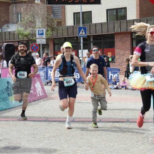 10.05.2026 - 8. Wedeler Halbmarathon Yannick Fuchs http://msf.ph/oto/9735295 10.05.2026 11:55:28 Ziel 25, 26, 603, 698, 767, 908 meine-sportfotos.de