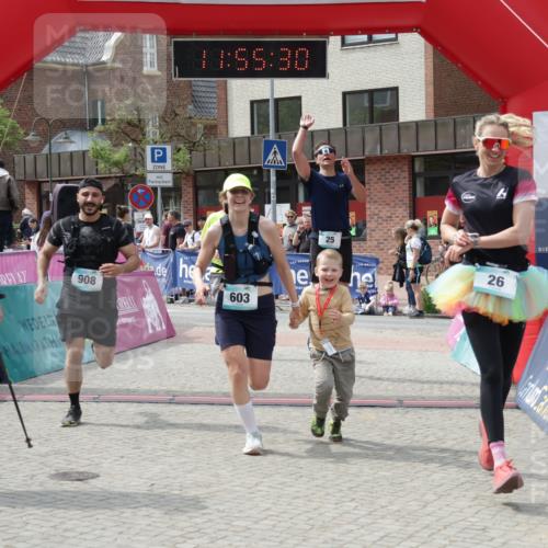 10.05.2026 - 8. Wedeler Halbmarathon Yannick Fuchs http://msf.ph/oto/9735299 10.05.2026 11:55:28 Ziel 25, 26, 603, 698, 767, 908 meine-sportfotos.de
