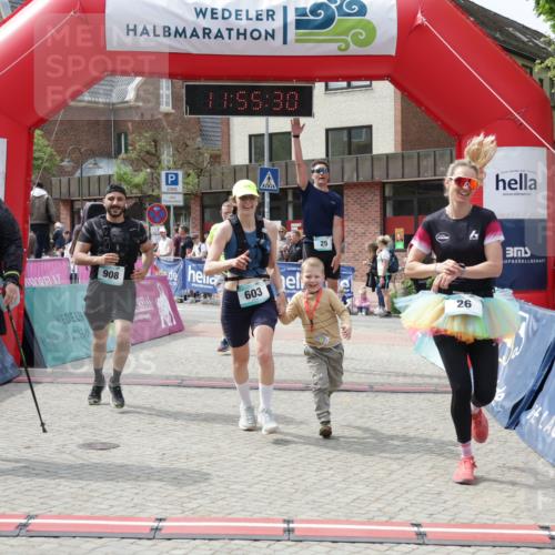 10.05.2026 - 8. Wedeler Halbmarathon Yannick Fuchs http://msf.ph/oto/9735302 10.05.2026 11:55:28 Ziel 25, 26, 603, 698, 767, 908 meine-sportfotos.de