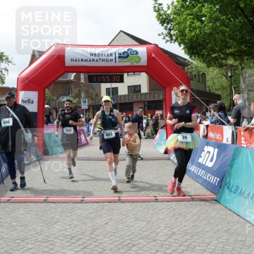10.05.2026 - 8. Wedeler Halbmarathon Yannick Fuchs http://msf.ph/oto/9735308 10.05.2026 11:55:28 Ziel 25, 26, 603, 698, 767, 908 meine-sportfotos.de