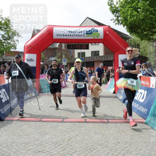 10.05.2026 - 8. Wedeler Halbmarathon Yannick Fuchs http://msf.ph/oto/9735310 10.05.2026 11:55:29 Ziel 25, 26, 603, 698, 767, 908, 987 meine-sportfotos.de