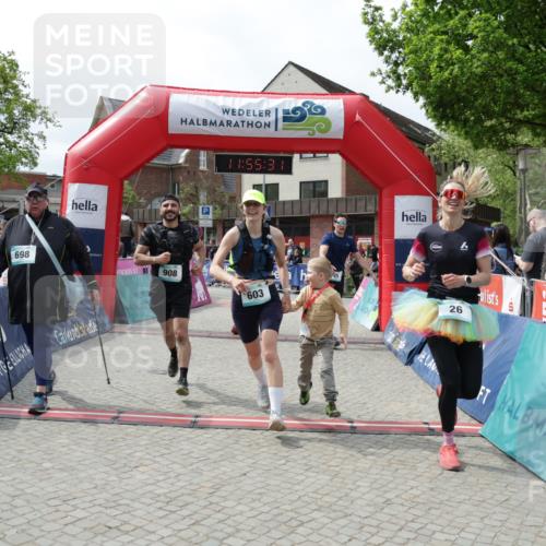 10.05.2026 - 8. Wedeler Halbmarathon Yannick Fuchs http://msf.ph/oto/9735311 10.05.2026 11:55:29 Ziel 25, 26, 603, 698, 767, 908, 987 meine-sportfotos.de
