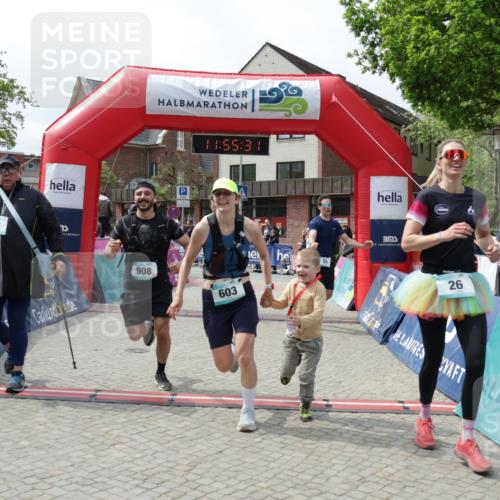 10.05.2026 - 8. Wedeler Halbmarathon Yannick Fuchs http://msf.ph/oto/9735313 10.05.2026 11:55:29 Ziel 25, 26, 603, 698, 767, 908, 987 meine-sportfotos.de
