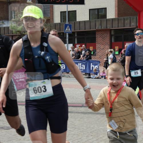 10.05.2026 - 8. Wedeler Halbmarathon Yannick Fuchs http://msf.ph/oto/9735318 10.05.2026 11:55:29 Ziel 25, 26, 603, 698, 767, 908, 987 meine-sportfotos.de