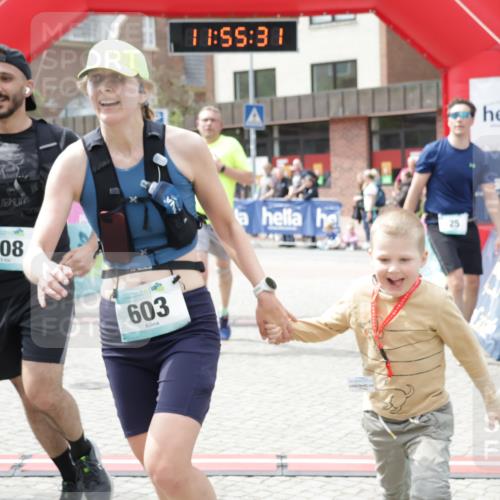 10.05.2026 - 8. Wedeler Halbmarathon Yannick Fuchs http://msf.ph/oto/9735320 10.05.2026 11:55:29 Ziel 25, 26, 603, 698, 767, 908, 987 meine-sportfotos.de