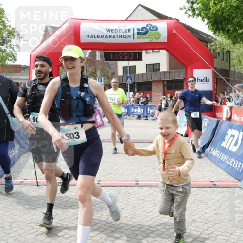 10.05.2026 - 8. Wedeler Halbmarathon Yannick Fuchs http://msf.ph/oto/9735322 10.05.2026 11:55:30 Ziel 25, 26, 603, 698, 767, 908, 987 meine-sportfotos.de
