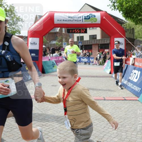 10.05.2026 - 8. Wedeler Halbmarathon Yannick Fuchs http://msf.ph/oto/9735327 10.05.2026 11:55:30 Ziel 25, 26, 603, 698, 767, 908, 987 meine-sportfotos.de