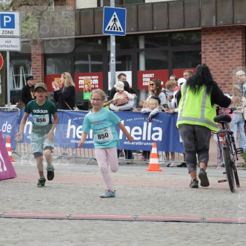10.05.2026 - 8. Wedeler Halbmarathon Yannick Fuchs http://msf.ph/oto/9735328 10.05.2026 12:49:08 Ziel 850, 856 meine-sportfotos.de