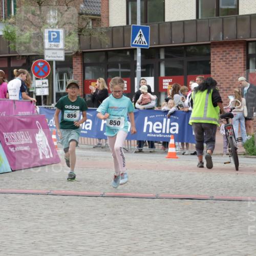 10.05.2026 - 8. Wedeler Halbmarathon Yannick Fuchs http://msf.ph/oto/9735334 10.05.2026 12:49:08 Ziel 850, 856 meine-sportfotos.de