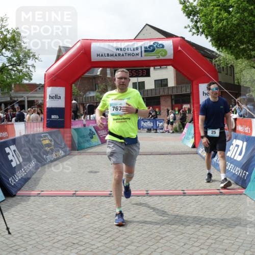 10.05.2026 - 8. Wedeler Halbmarathon Yannick Fuchs http://msf.ph/oto/9735335 10.05.2026 11:55:31 Ziel 25, 26, 603, 698, 767, 908, 987 meine-sportfotos.de
