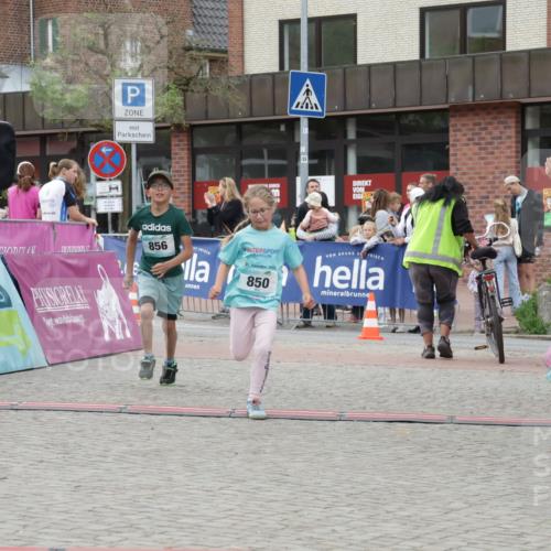10.05.2026 - 8. Wedeler Halbmarathon Yannick Fuchs http://msf.ph/oto/9735336 10.05.2026 12:49:09 Ziel 850, 856 meine-sportfotos.de