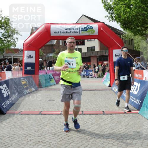 10.05.2026 - 8. Wedeler Halbmarathon Yannick Fuchs http://msf.ph/oto/9735338 10.05.2026 11:55:31 Ziel 25, 26, 603, 698, 767, 908, 987 meine-sportfotos.de